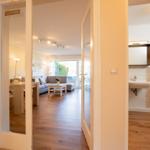 Durchgang zu Wohnzimmer und Bad mit Holzboden und Glaswand