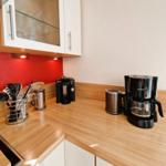 Kitchenette with worktop, cabinets, and kitchen appliances.