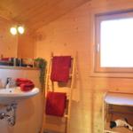 Badezimmer mit Wickeltisch