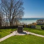 Garten mit Liegestuhl und Blick auf See und Haus