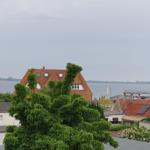 Haus mit rotem Dach, Blick auf Wasser und Segelboote