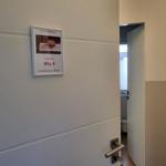 Willkommensschild an der Tür zur Wohnung 4 mit Schlüssel