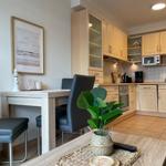 Küchenzeile mit Esstisch im kbar36, Hermann-Häcker Straße 42a, Apartment-Residenz Ostseestrand in Kühlungsborn