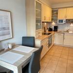 Küchenzeile mit Backofen im kbar36, Hermann-Häcker Straße 42a, Apartment-Residenz Ostseestrand in Kühlungsborn