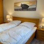 Schlafzimmer mit Doppelbett im kbar36, Hermann-Häcker Straße 42a, Apartment-Residenz Ostseestrand in Kühlungsborn