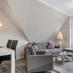 Wohn-Essbereich mit Couch im kbvl14, Villa Löwenstein, Ostseeallee 27 in Kühlungsborn