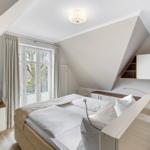 Schlafzimmer mit Doppelbett im kbvl14, Villa Löwenstein, Ostseeallee 27 in Kühlungsborn