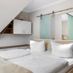Schlafzimmer mit Doppelbett im kbvl14, Villa Löwenstein, Ostseeallee 27 in Kühlungsborn