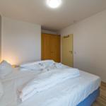 Schlafzimmer mit Flatscreen-TV im sihi220, Hus Inselkieker, Mellumweg 6b in Schillig