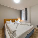 Schlafzimmer mit Kleiderschrank im sihi220, Hus Inselkieker, Mellumweg 6b in Schillig
