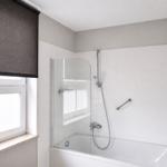 Bad mit Dusche, Fenster und Rollladen