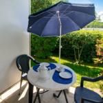 Terrasse mit Sonnenschirm im ussf102, Seehof 102,Strandpromenade 9-10 auf Usedom