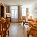 Wohn-Essbereich mit Couch im ussf102, Seehof 102,Strandpromenade 9-10 auf Usedom