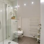 Bad mit Dusche, Toilette und Heizkörper