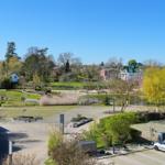 Haus mit Blick auf grünen Park und Spielplatz mit Fahrrad und Auto.
