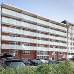 Mehrfamilienhaus mit Balkonen und Parkplatz vorne