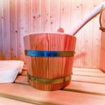 Holzwaschkarre mit Löffel auf Sauna-Bank