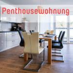 Moderne Küche mit Esstisch und Blick auf Balkon