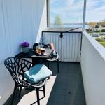 Terrasse mit Tisch, zwei Stühlen und Blick auf Wasser