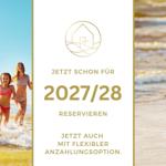 Familie und Hund genießen den Strand. Reserviere jetzt für 2027/28 mit flexibler Zahlung.