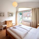 Freundlich gestaltetes erstes Schlafzimmer für erholsame Nächte auf Usedom