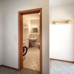 Gepflegter Wohnungsflur mit Spiegel und praktischer Garderobe