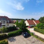 Blick ins Grüne und auf die verkehrsberuhigte Umgebung des Hauses