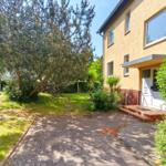 Außenansicht des modernen Ferienhauses in der Waldstraße nahe der Ostsee
