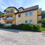 Hauptansicht der strandnahen Unterkunft mit ansprechender Architektur