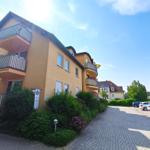 Gepflegtes Grundstück der Ferienanlage unter blauem Sommerhimmel