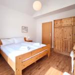 Ruhiger Elternschlafbereich mit viel Stauraum und Holzkleiderschrank