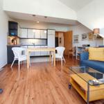 Helles und großzügiges Wohnzimmer der Ferienwohnung in Koserow