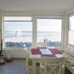 Wohnzimmer mit Kaminofen in der Ferienwohnung Gorch Fock im Haus Kap Horn in Wittdün auf Amrum