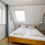 Schlafzimmer mit Doppelbett