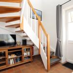 TV und Treppe ins 1 OG