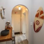Hausflur mit Badezimmerbereich und VW-Surfbrett an der Wand.