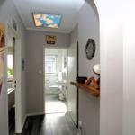 Flur mit Blick in Bad und Schlafzimmer, Deckenlicht, Wanddekoration und Waschbecken