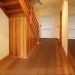 Hausflur mit Holzboden, Treppe und Tür