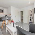 Wohnung mit Küche, Wohnbereich und Schlafzimmer. Flur mit Tür zum Schlafzimmer.