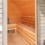 Sauna mit Holzbank und Heizung im Außenbereich