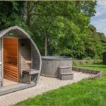 Hütte mit Sauna und Whirlpool im Garten