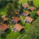 Ländliche Ferienhäuser mit Terrassen und Grünanlagen