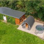 Hütte mit Sauna und Whirlpool im Grünen