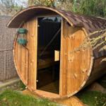 Holzsauna mit Dach und Tür im Garten