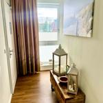 Eingangsbereich mit Holzboden, Vorhang, Fenster und Holzbank mit Laterne.