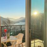 sonniger Balkon mit großer Glasfront