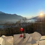 ein Glsächen Wein auf dem sonnigen Balkon