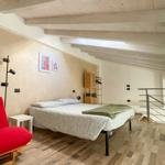 großes Schlafzimmer mit großem weichem Doppelbett