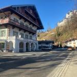 Altes Gebäude mit Balkon und Restaurant. Im Hintergrund Burg auf Hügel.
