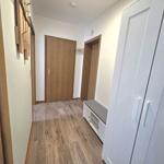 Flur mit Holzboden, Kleiderschrank und Sitzbank